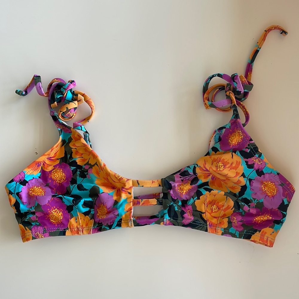 Urban Outfitters Bikini Top medium floral
